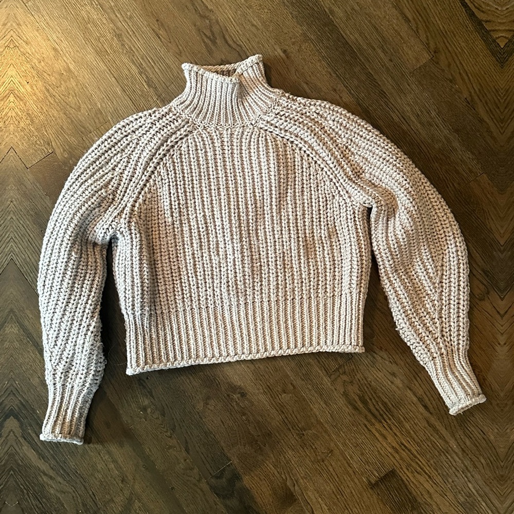 H&M knit cropped sweater. Grey color. Size S